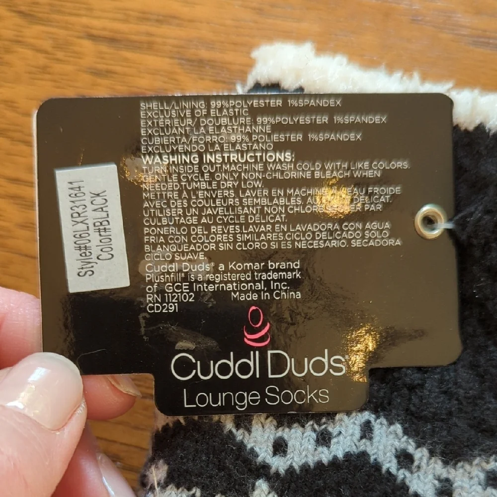 NWT Cuddl Duds Black and White Snowflake Socks With Grips - Picture 3 of 4